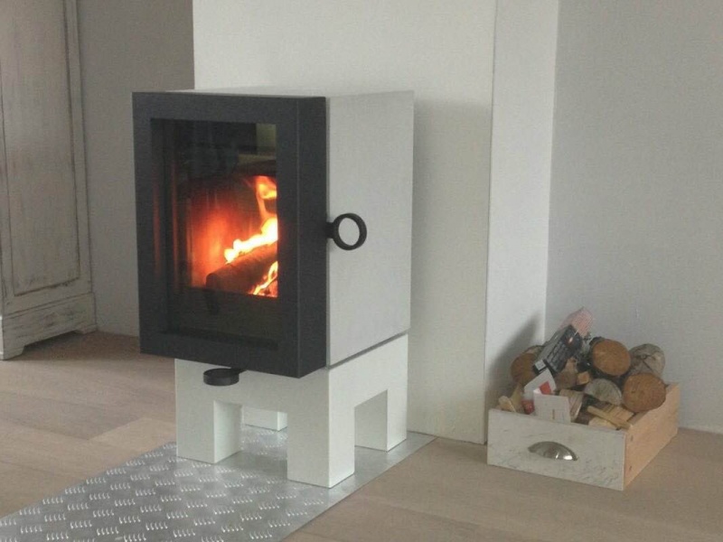 Wanders OAK CONCRETE biele krbové kachle s oceľovým podstavcom
